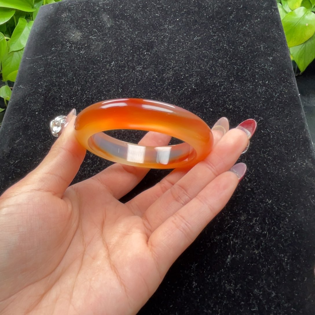 玛瑙/玉髓手镯未镶嵌许****?