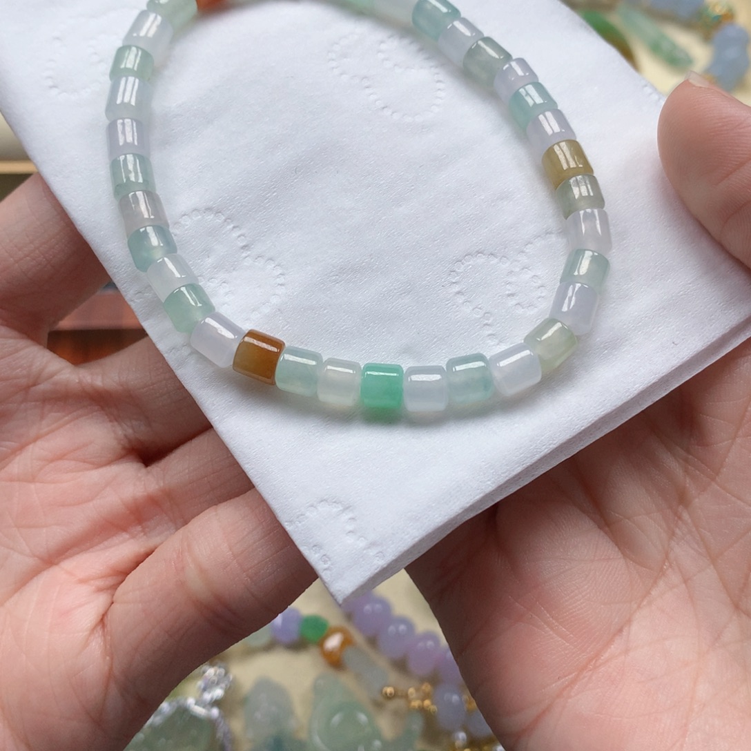 翡翠未镶嵌颈饰是