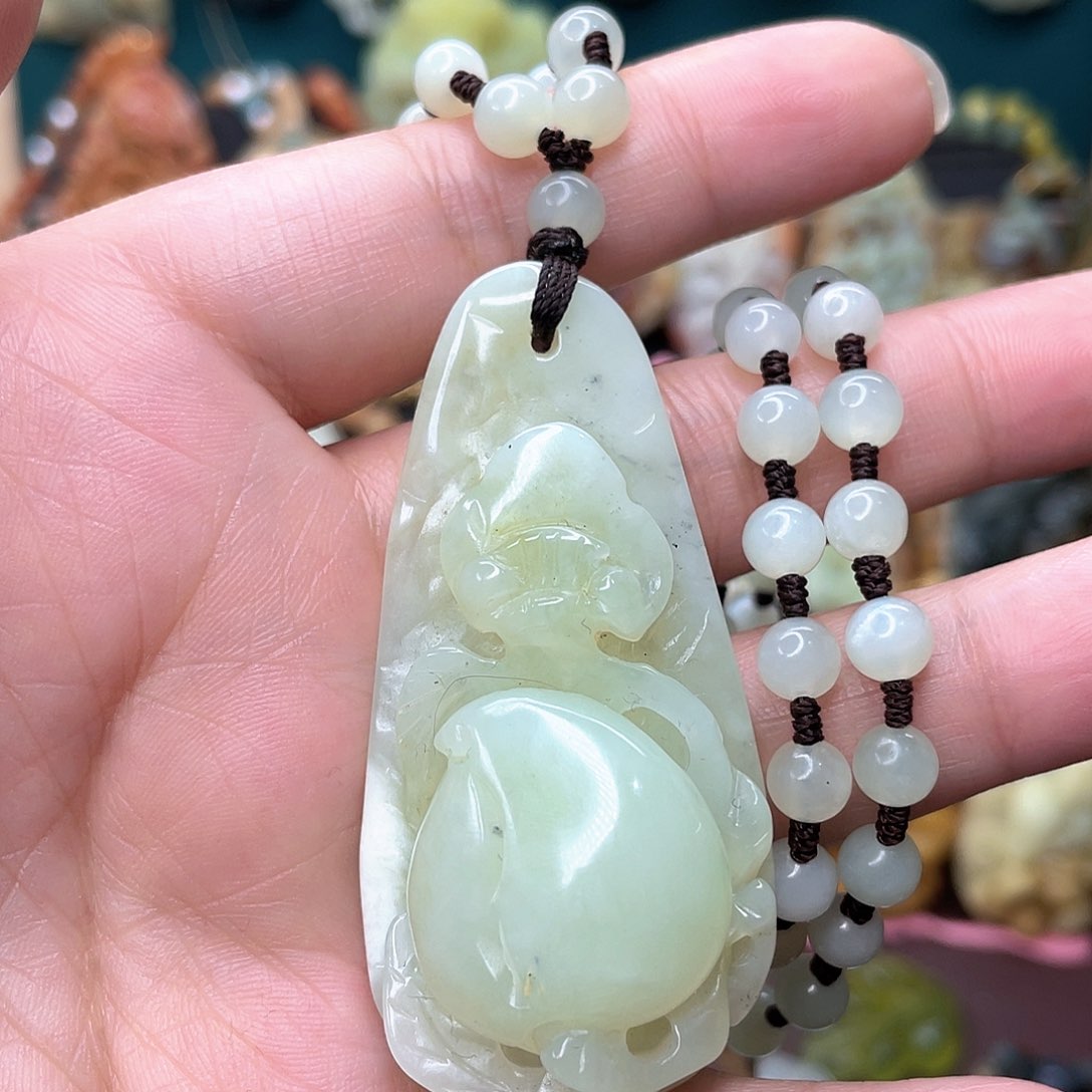 蛇纹石玉颈饰未镶嵌