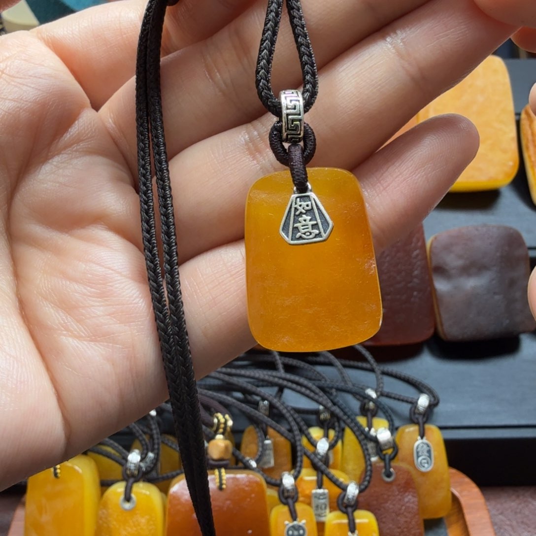 琥珀吊坠(赠链)未镶嵌