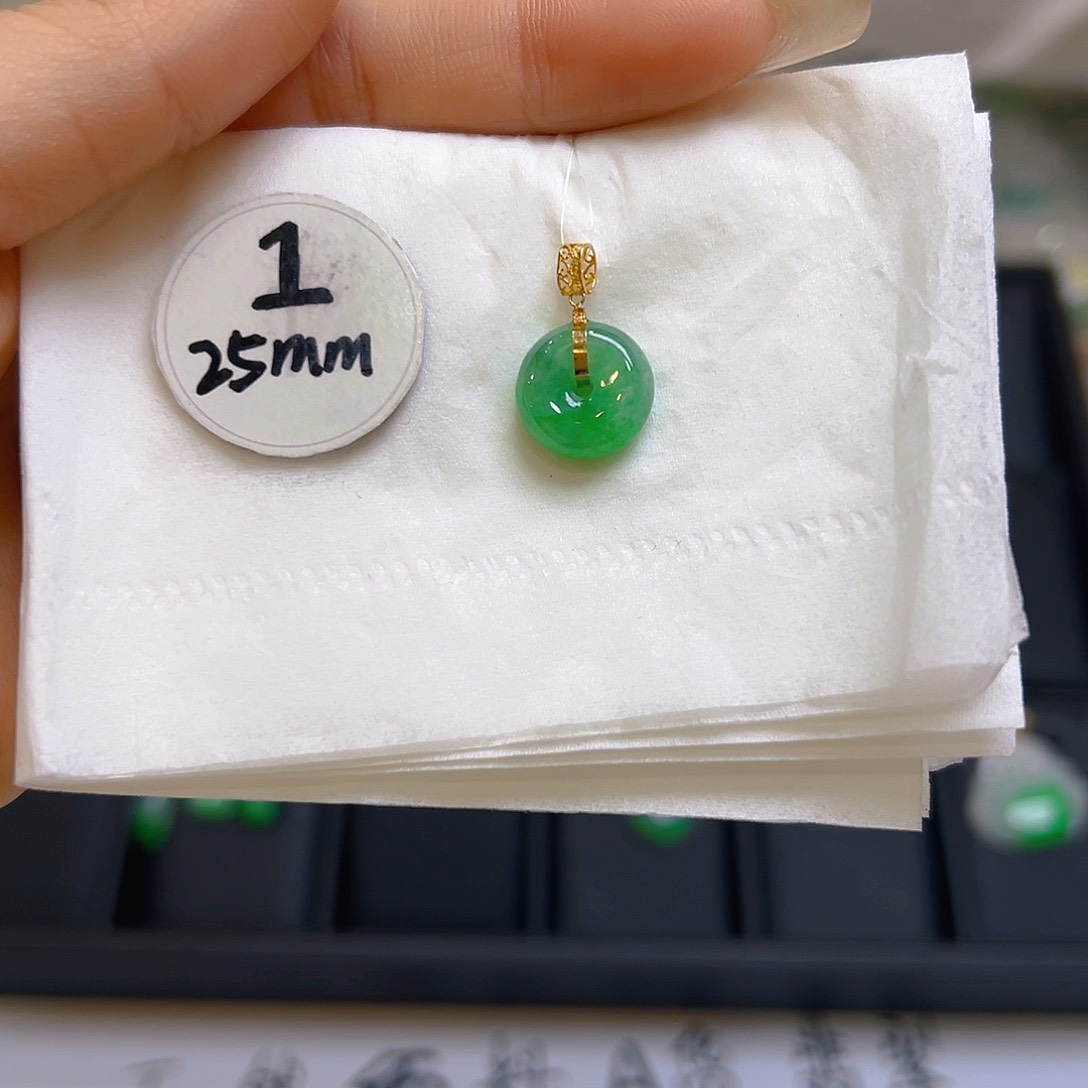 翡翠颈饰18K金镶嵌翡翠