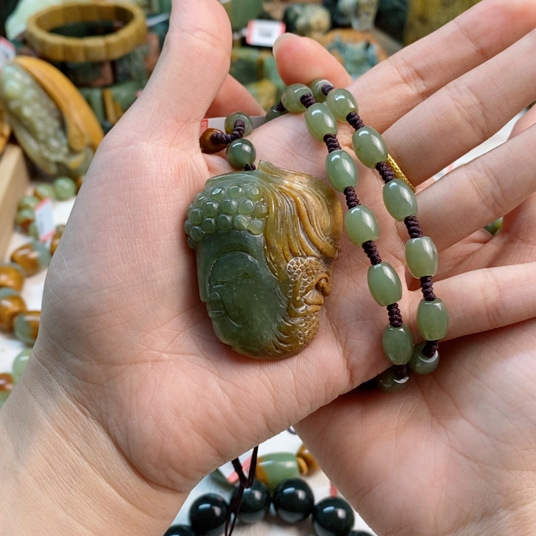 透闪石质玉吊坠未镶嵌