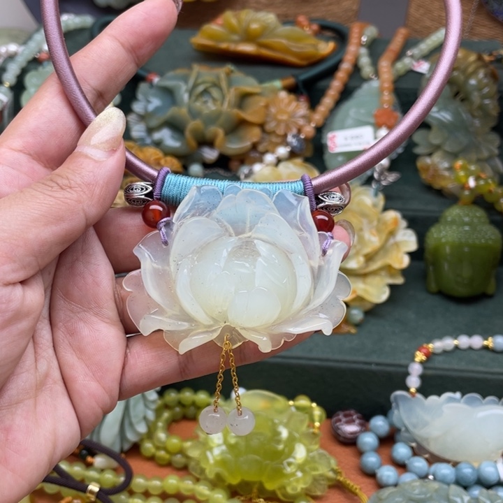 蛇纹石玉吊坠合金