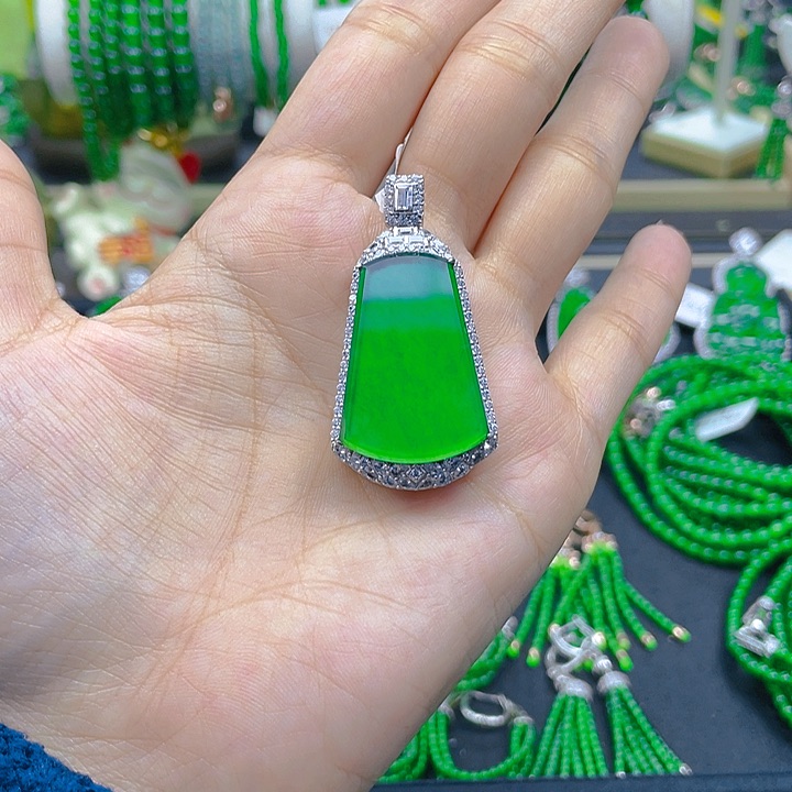 翡翠颈饰银S925镶嵌一刀切无事牌