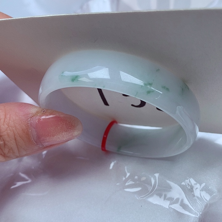 翡翠手镯未镶嵌翡翠