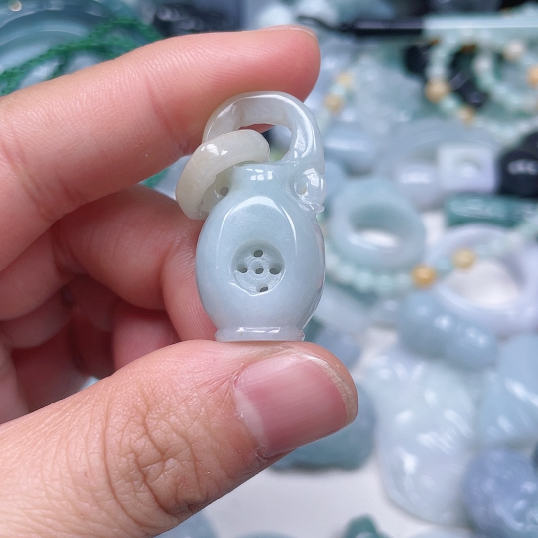 翡翠未镶嵌颈饰宝瓶