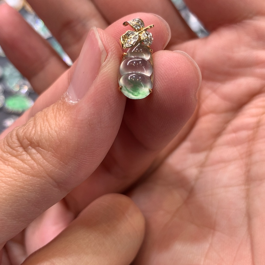 翡翠颈饰18K金镶嵌吊坠