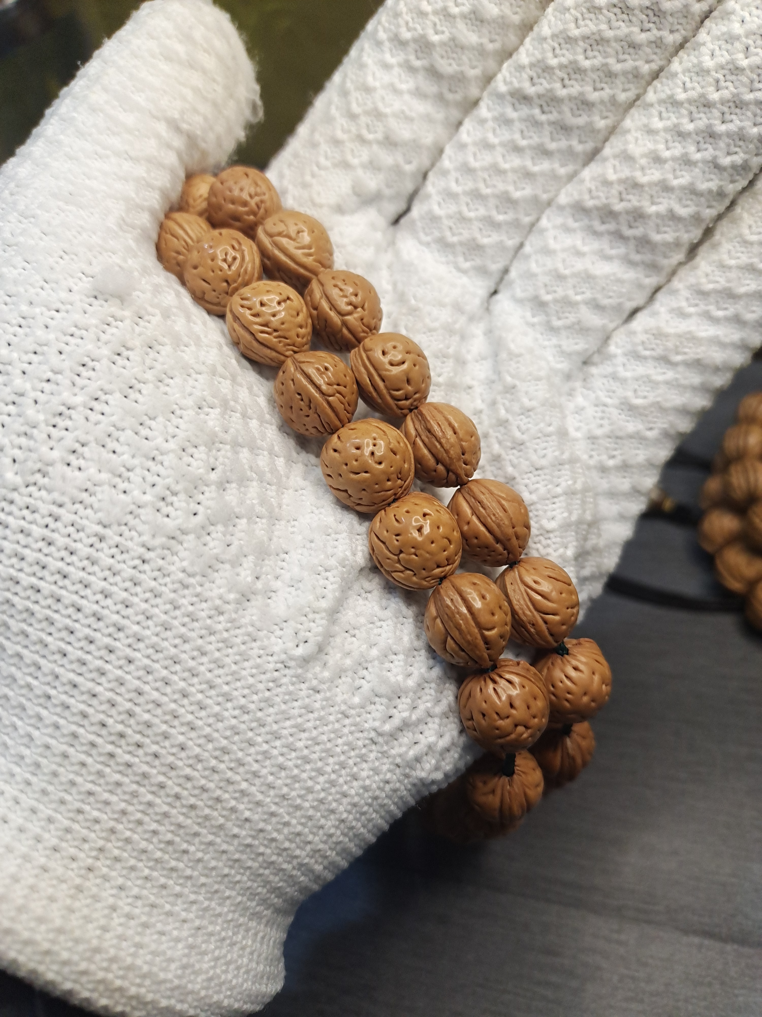 主播同款野生桃核手串