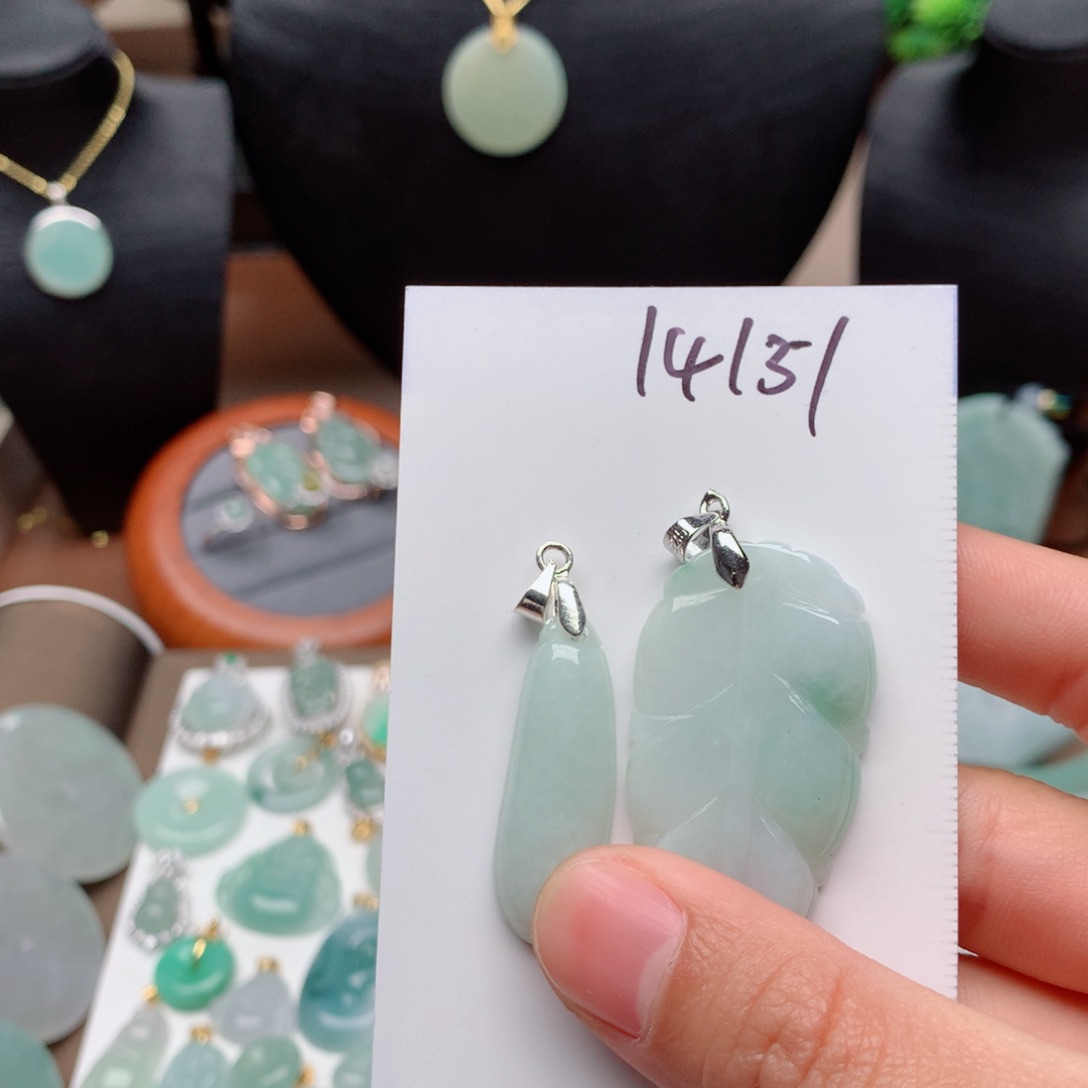 翡翠颈饰合金吊坠