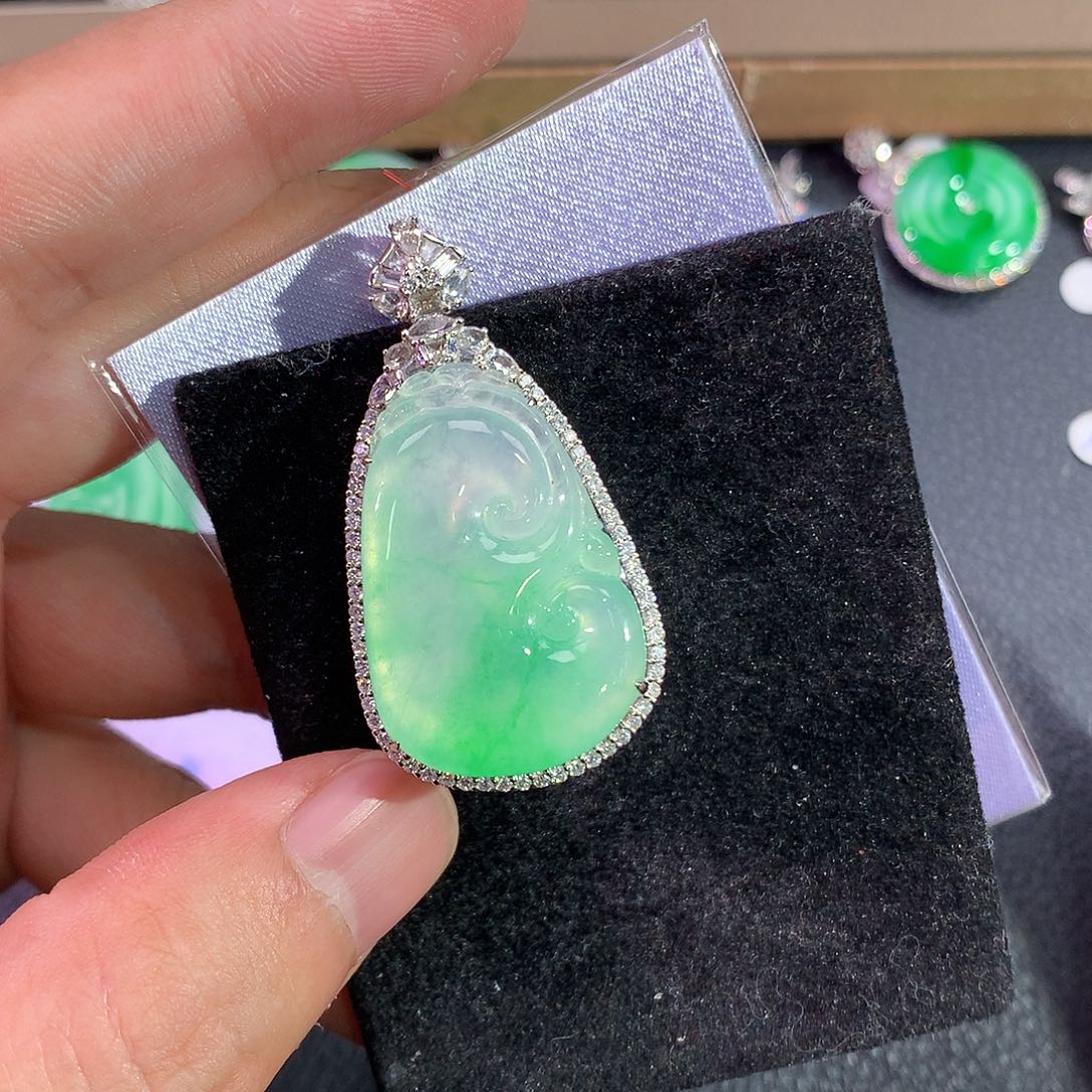 翡翠吊坠(赠链)18K金镶嵌