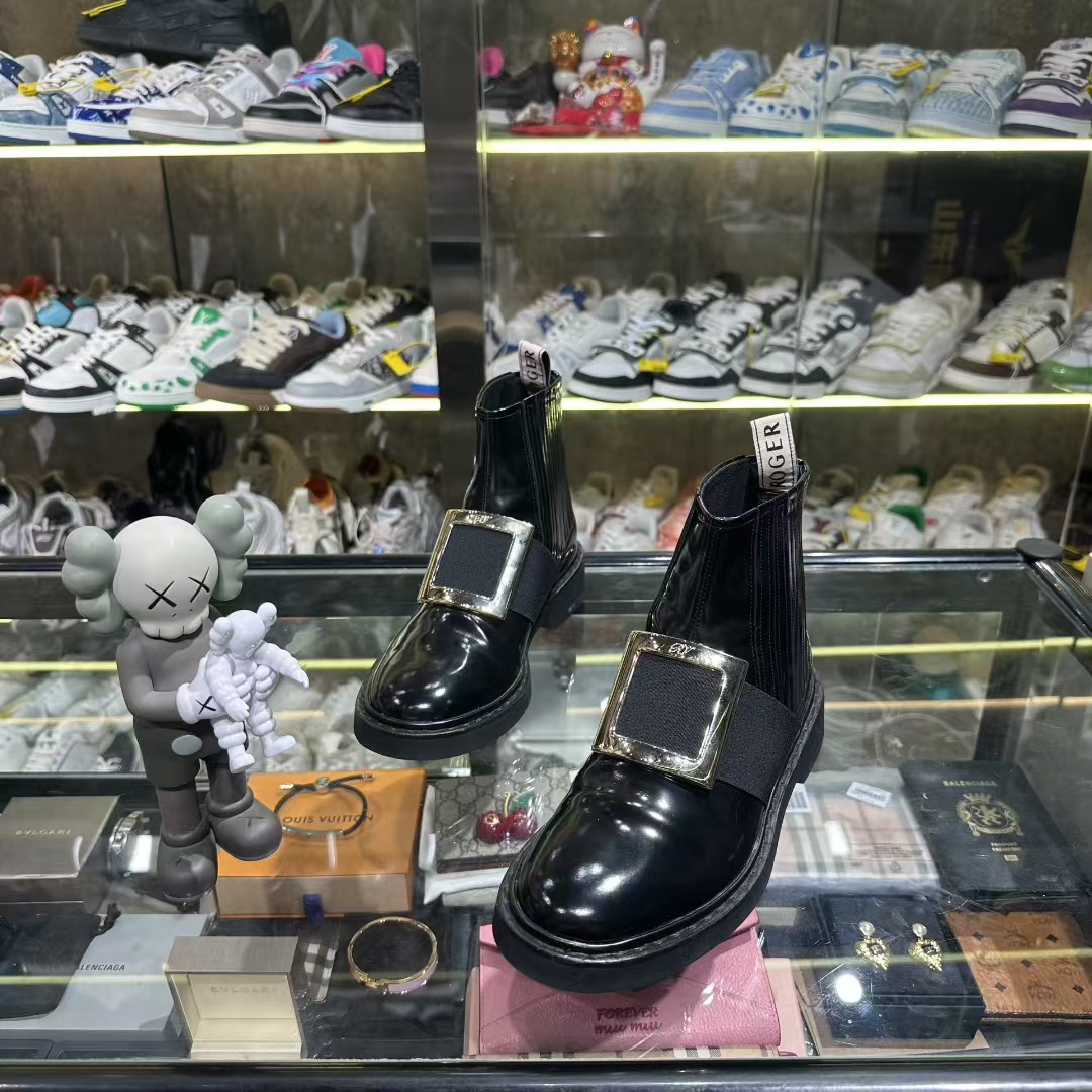 99新 Roger Vivier/罗杰·维威耶 rv金属扣短靴/38码/配盒