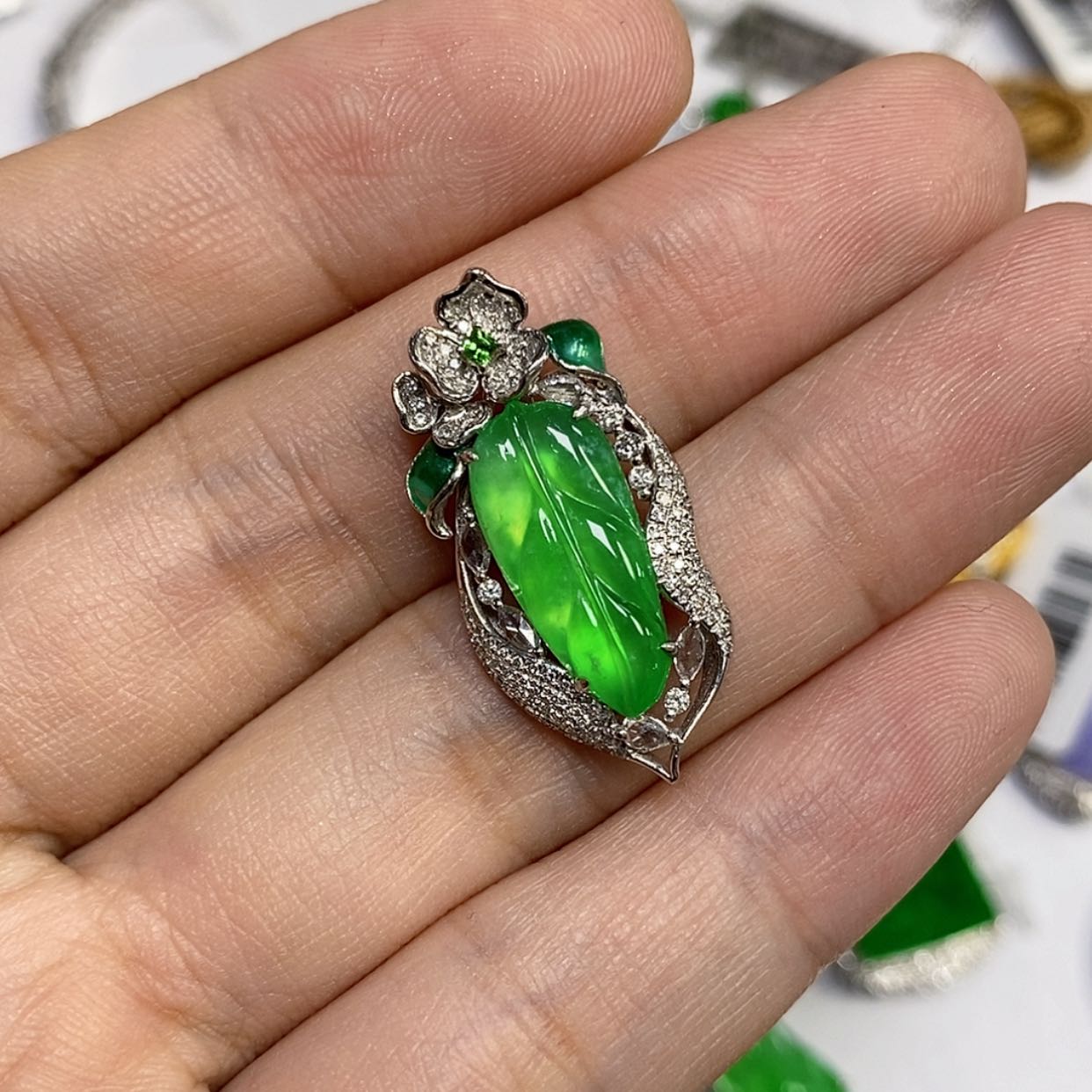 【闪购商品】颈饰18K金镶嵌翡翠哎****娘吊坠