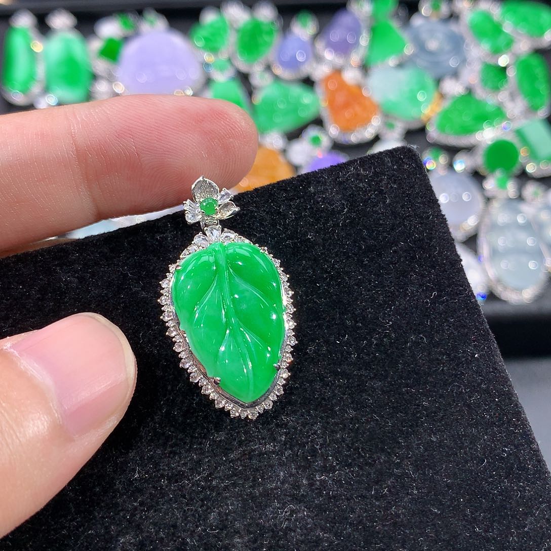 翡翠18K金镶嵌颈饰