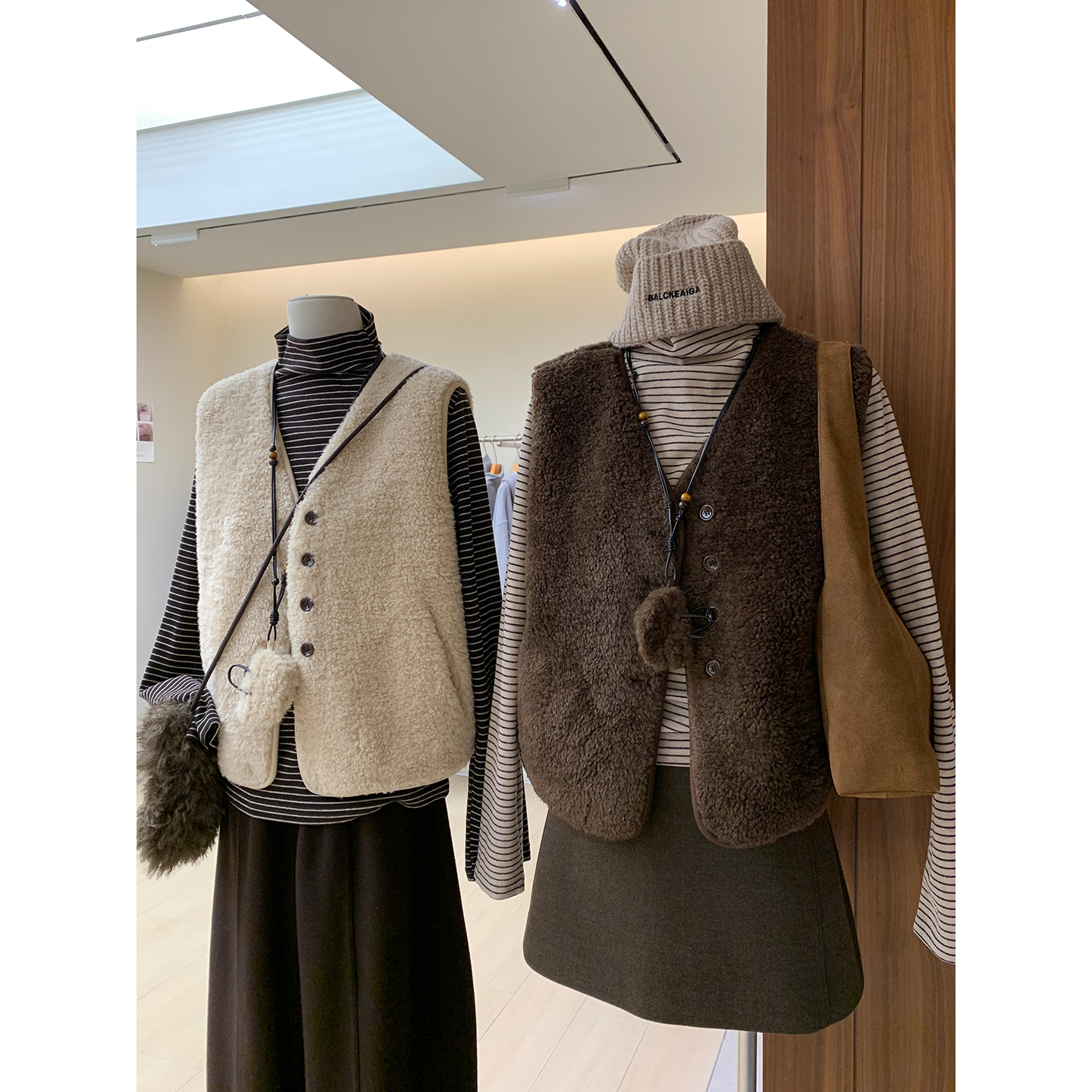 初冬保暖时髦女士套装颗粒感绒面V领马夹+高领条纹长袖T恤两件套