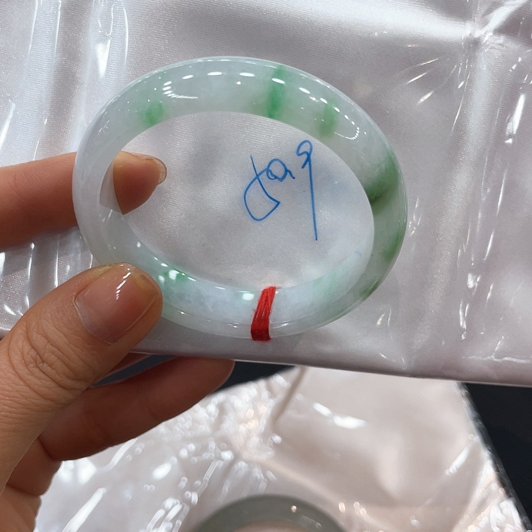 翡翠手镯未镶嵌翡翠手镯