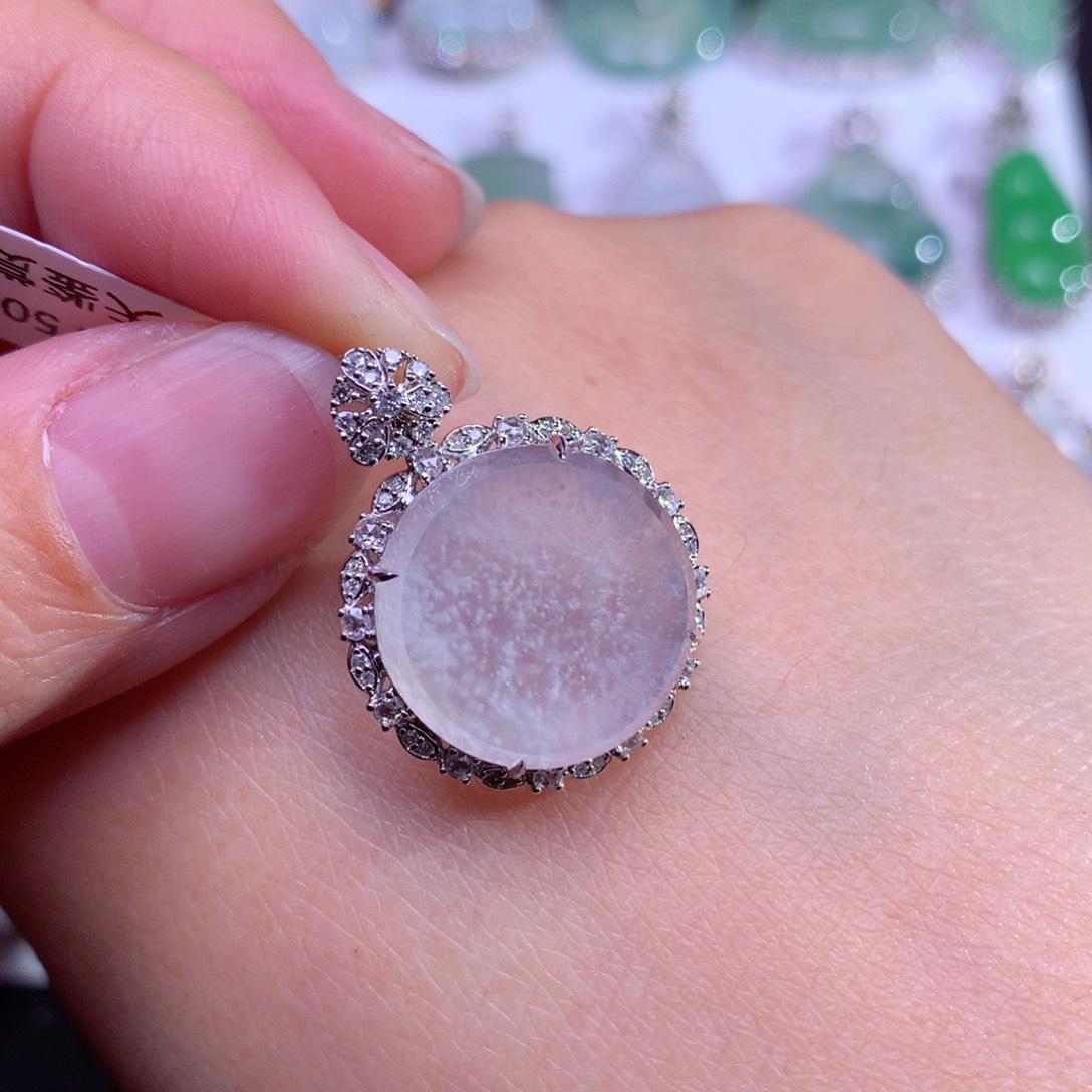 翡翠颈饰18K金镶嵌冰飘雪花意境感圆牌吊坠