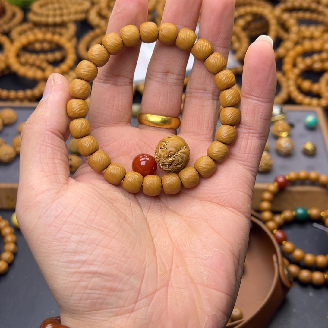 E***.猴头核桃吊坠云锦➕虎僧加老型红