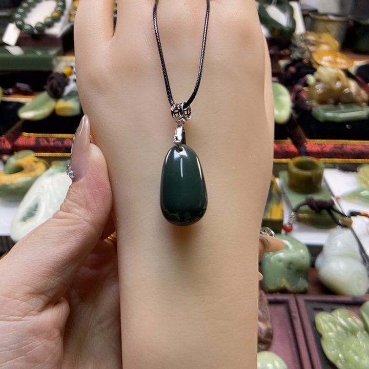 颈饰未镶嵌岫岩老玉（透闪石质玉）