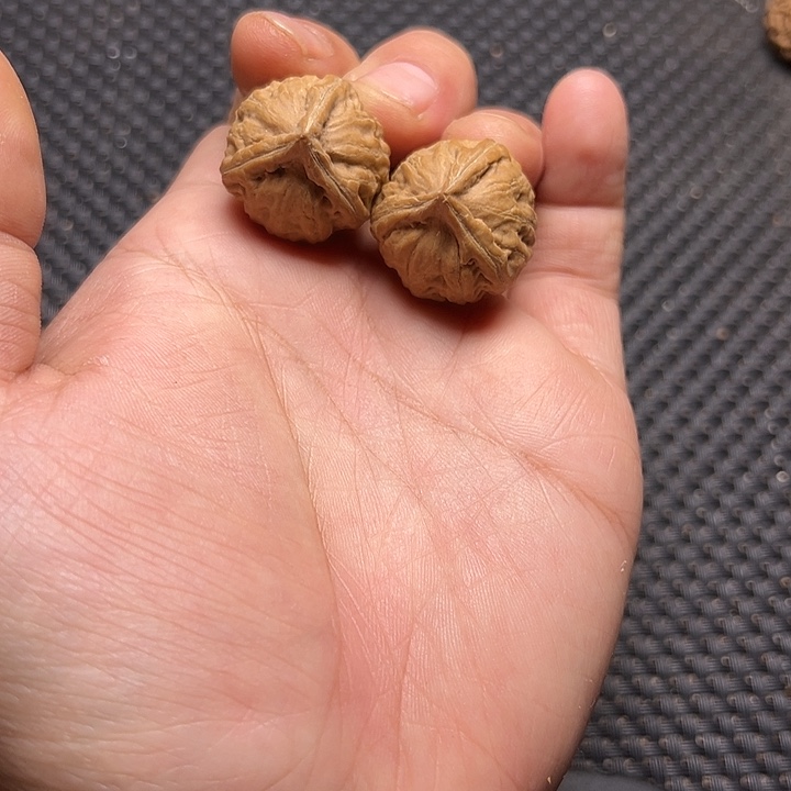 文玩核桃吊坠三棱