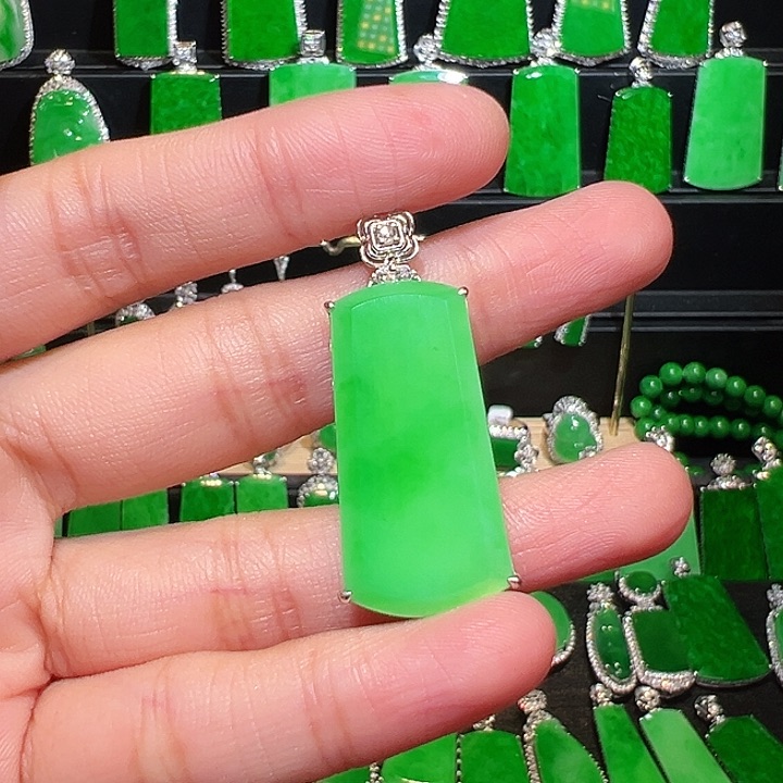 翡翠吊坠(不含链)18K金镶嵌