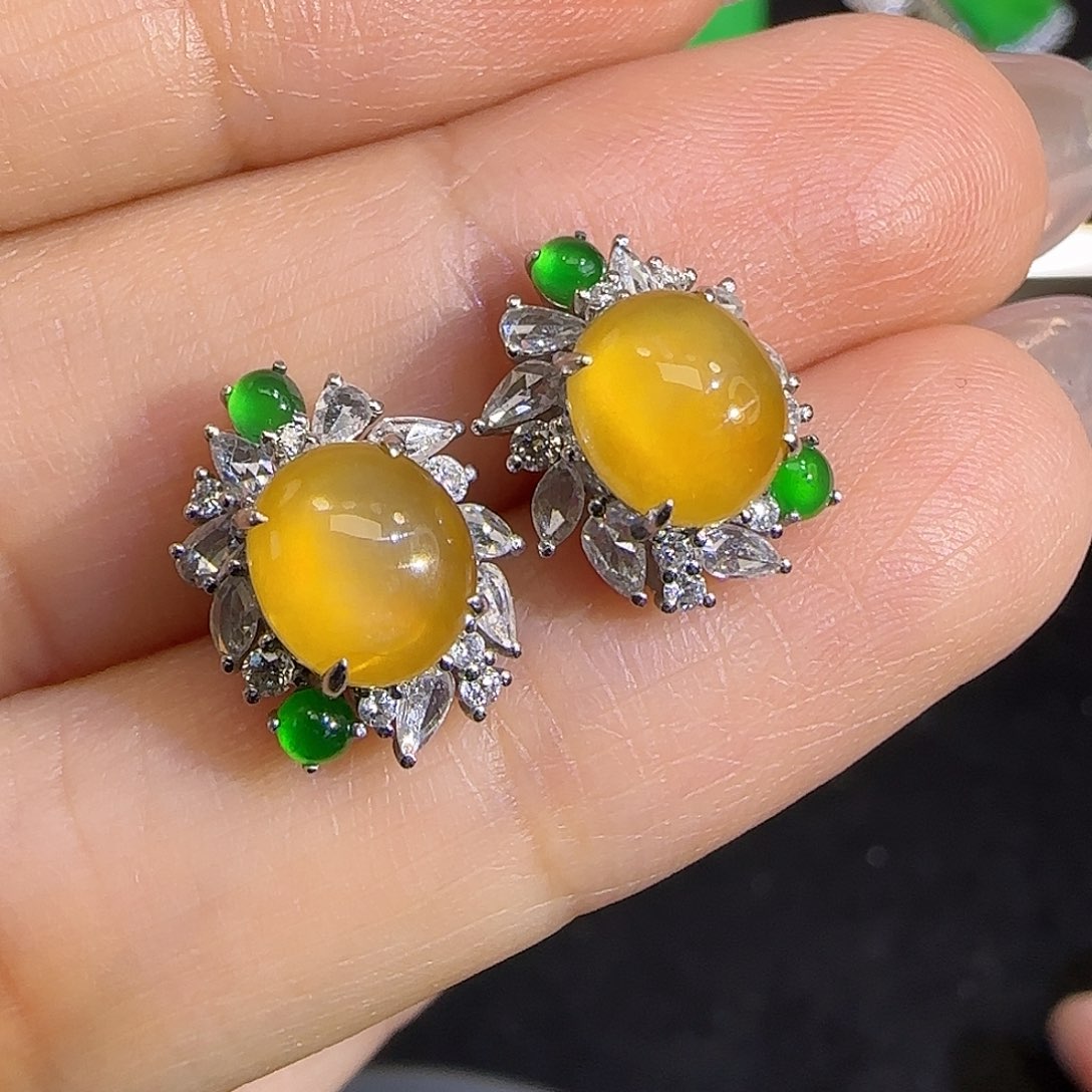 翡翠耳饰18K金镶嵌。