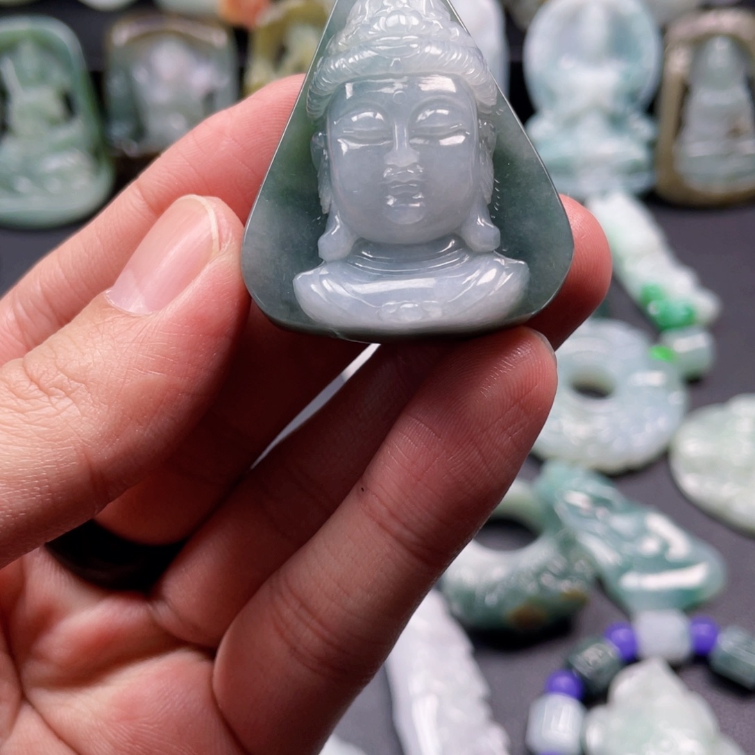 颈饰未镶嵌翡翠?****翡翠