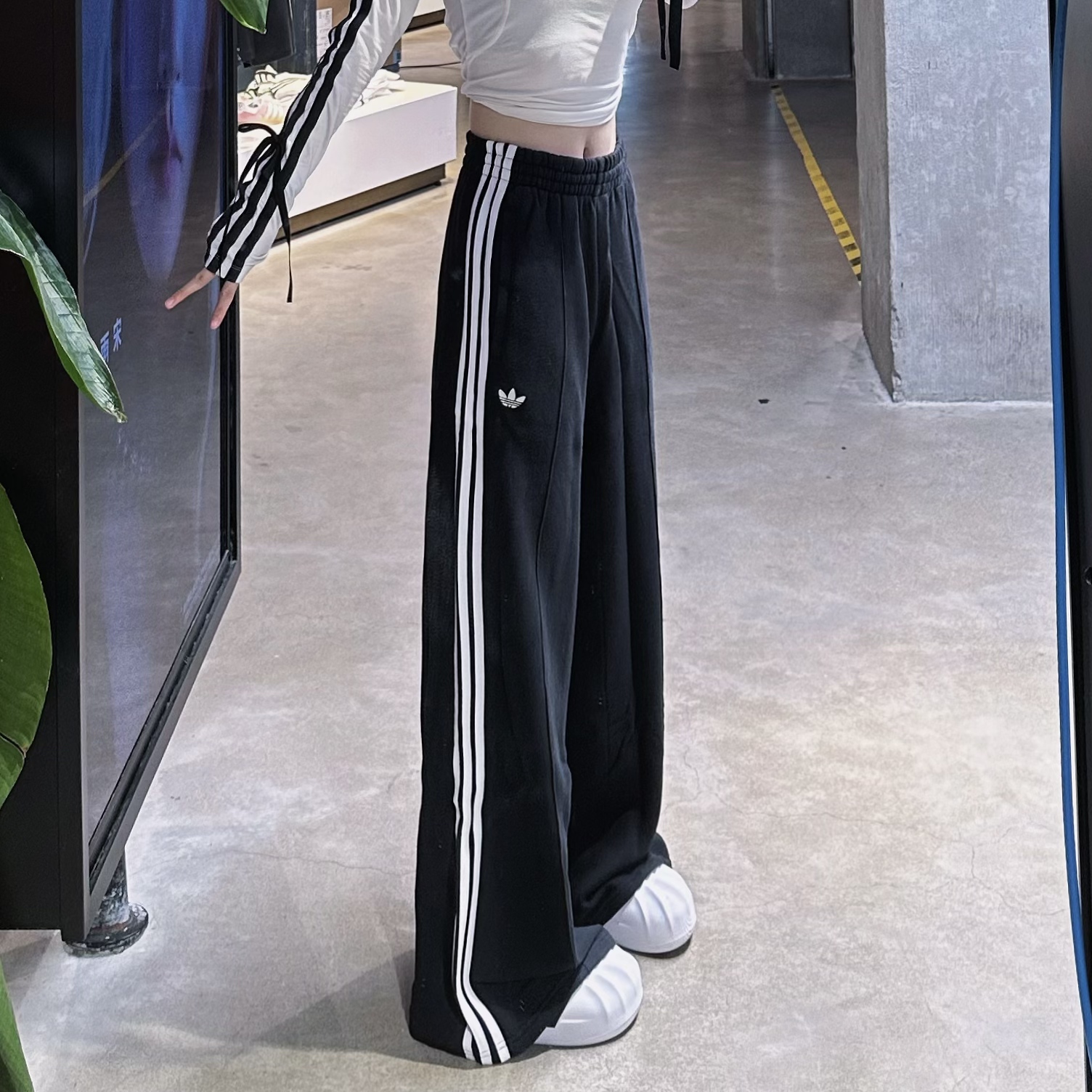 adidas originals舒适百搭简约条纹休闲裤 JV7473