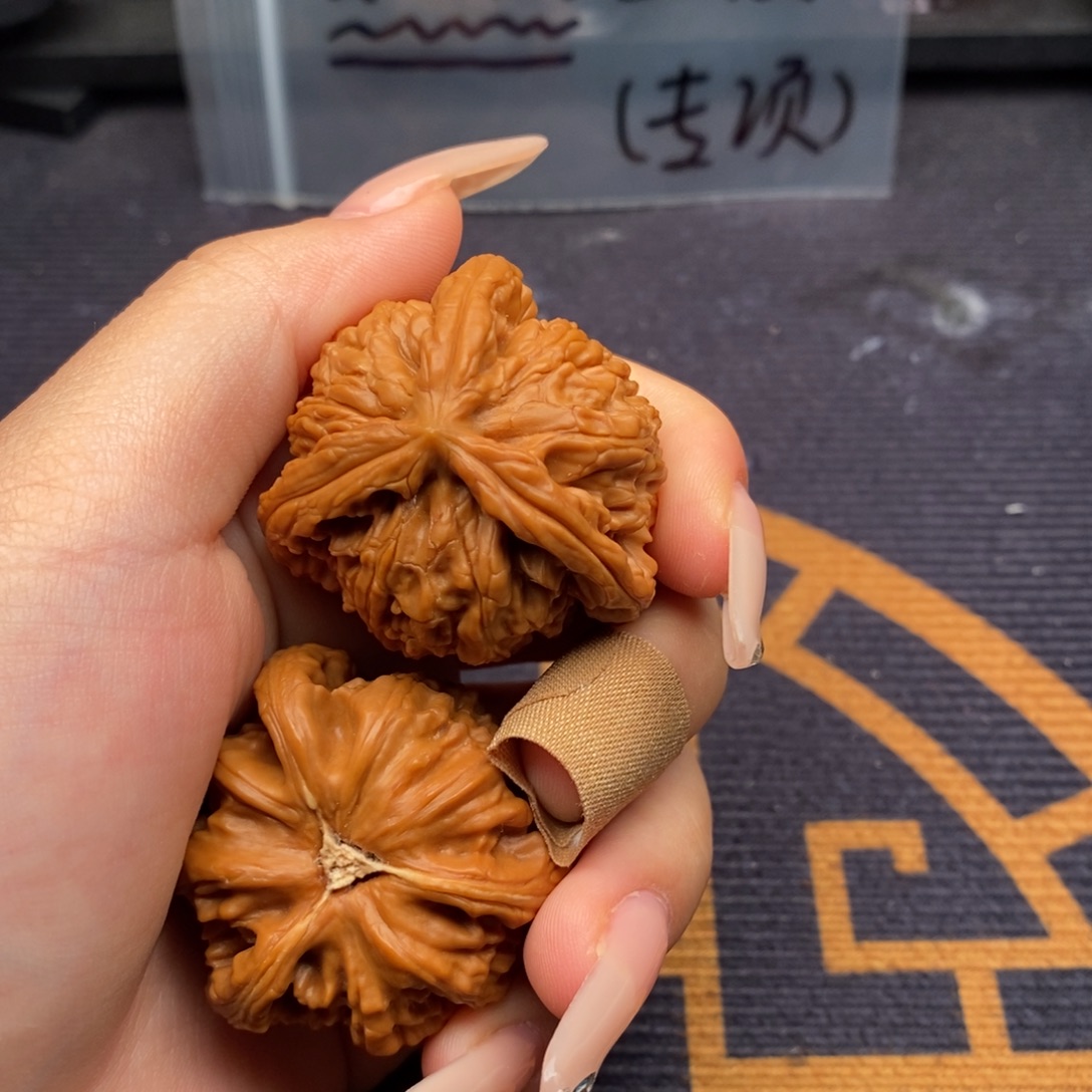 尔***哥吊坠文玩核桃白狮子