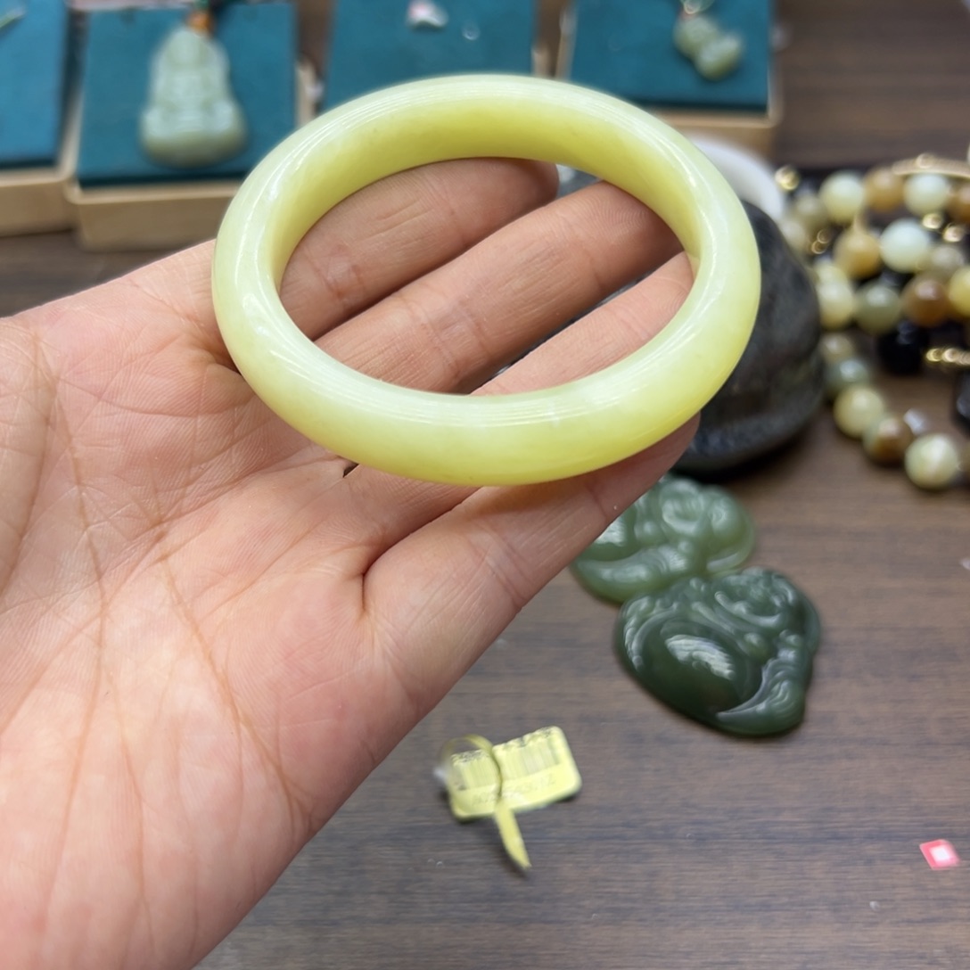 和田玉未镶嵌手镯56.6圈围111瑕