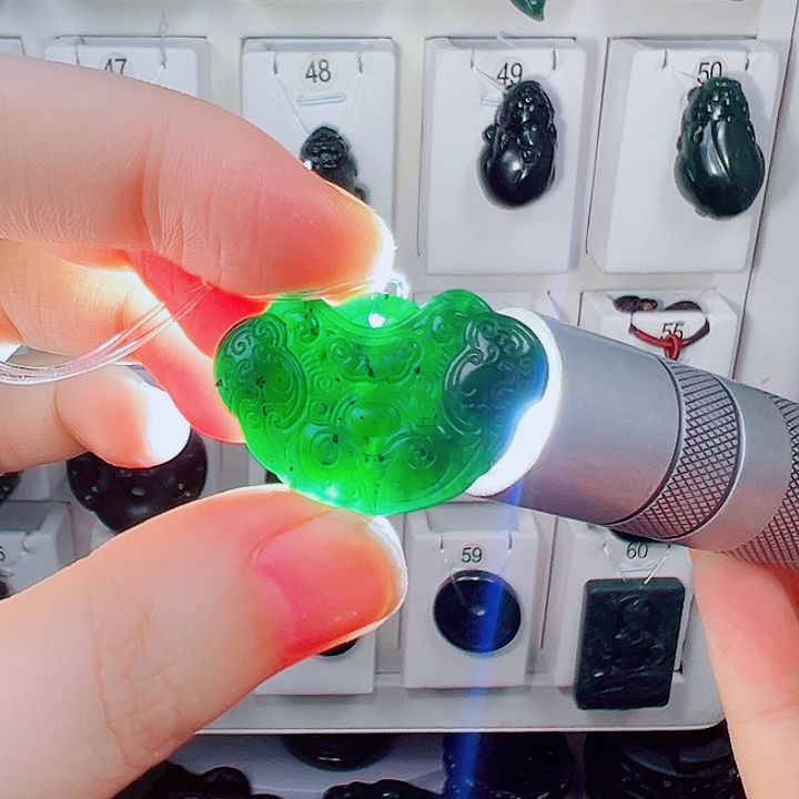 蛇纹石玉颈饰未镶嵌