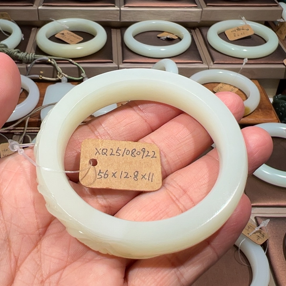 东***风和田玉未镶嵌手镯