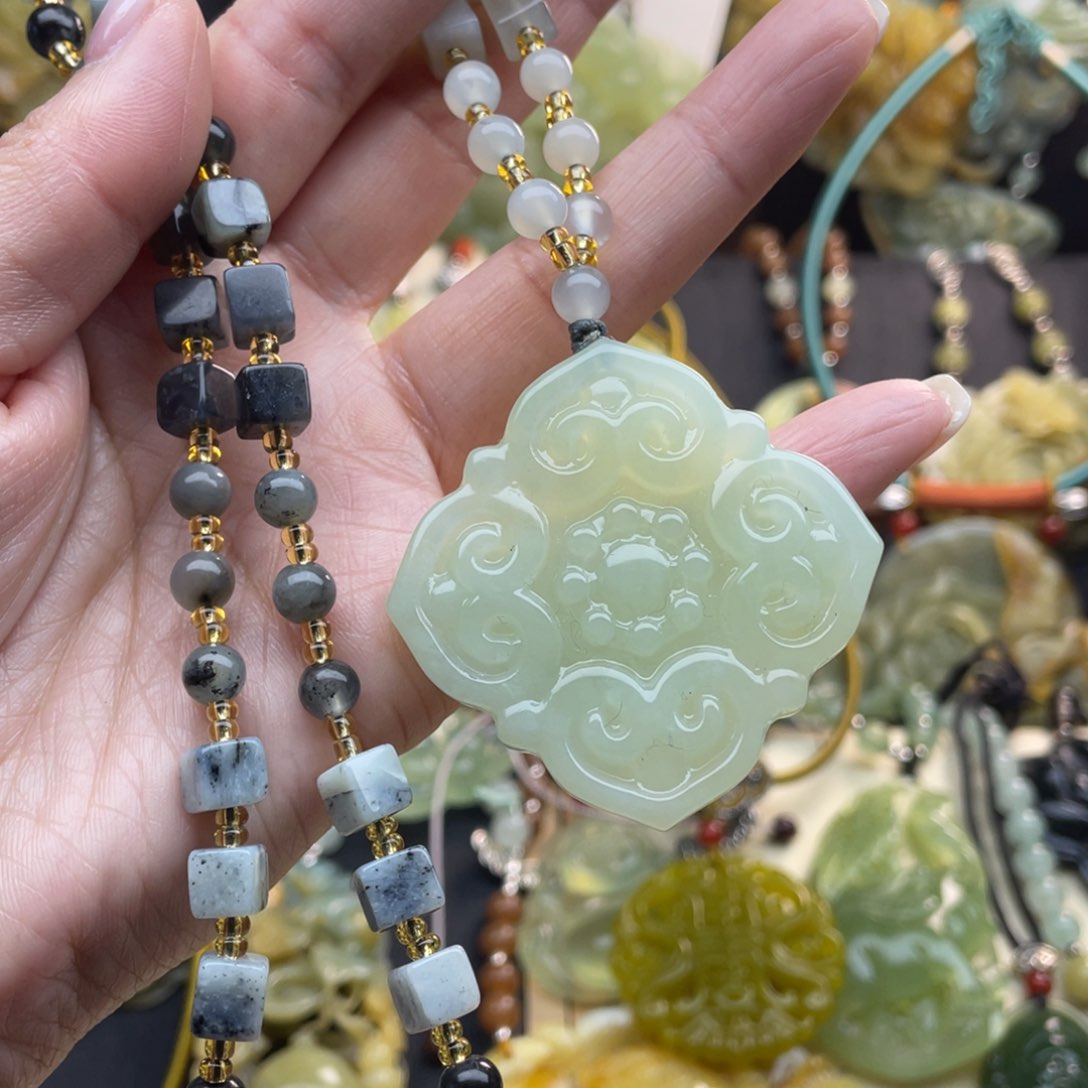 蛇纹石玉颈饰未镶嵌