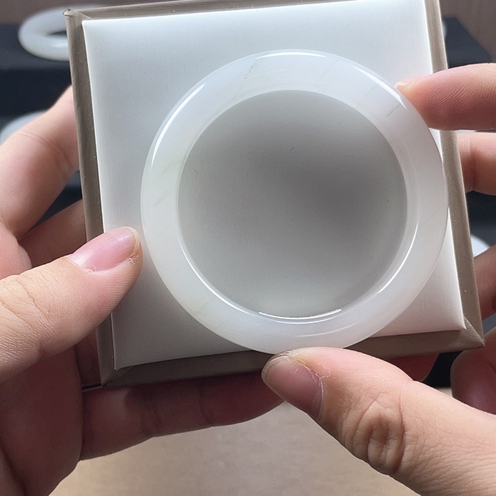 石英岩玉手镯未镶嵌换****?