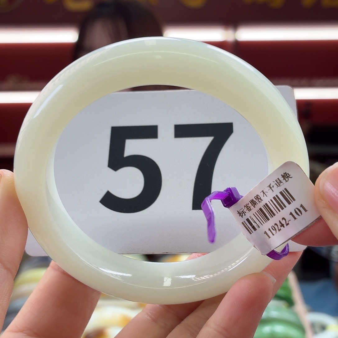 和***婷和田玉未镶嵌手镯