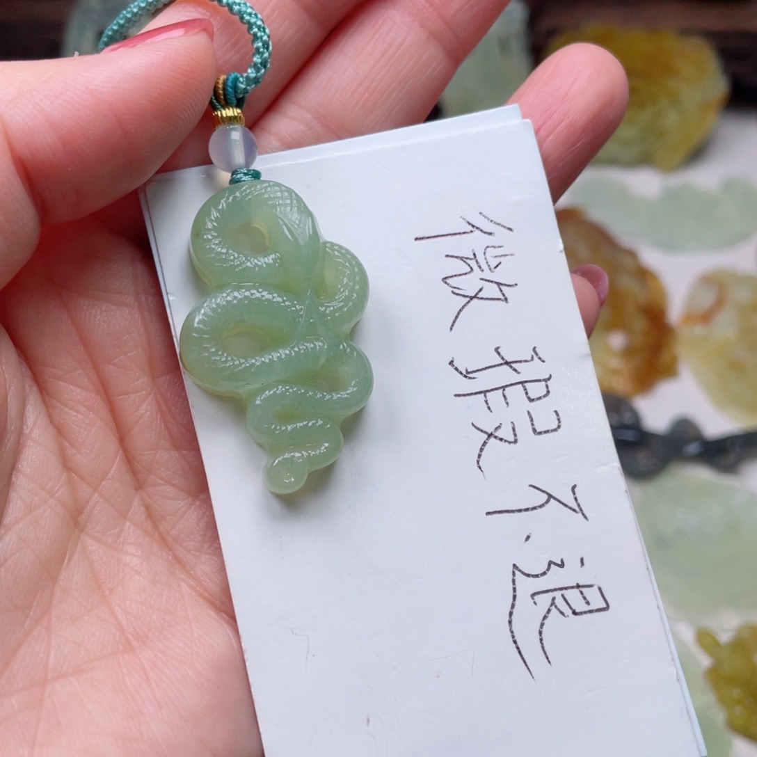 蛇纹石玉颈饰未镶嵌