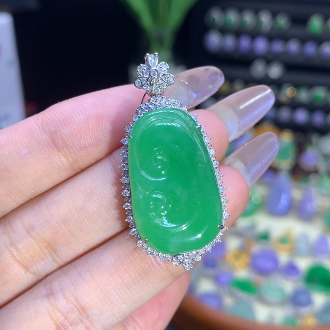 翡翠18K金镶嵌颈饰