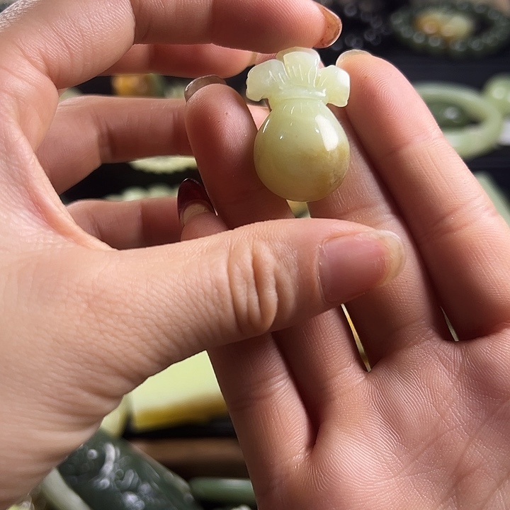 岫岩老玉（透闪石质玉）未镶嵌颈饰