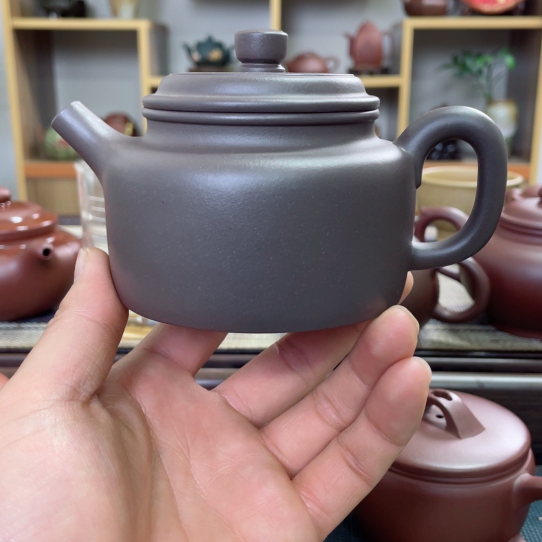 紫砂茶壶德钟。              