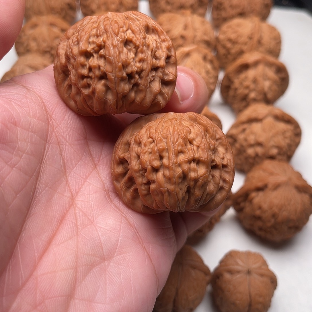 呜****文玩核桃把件核桃