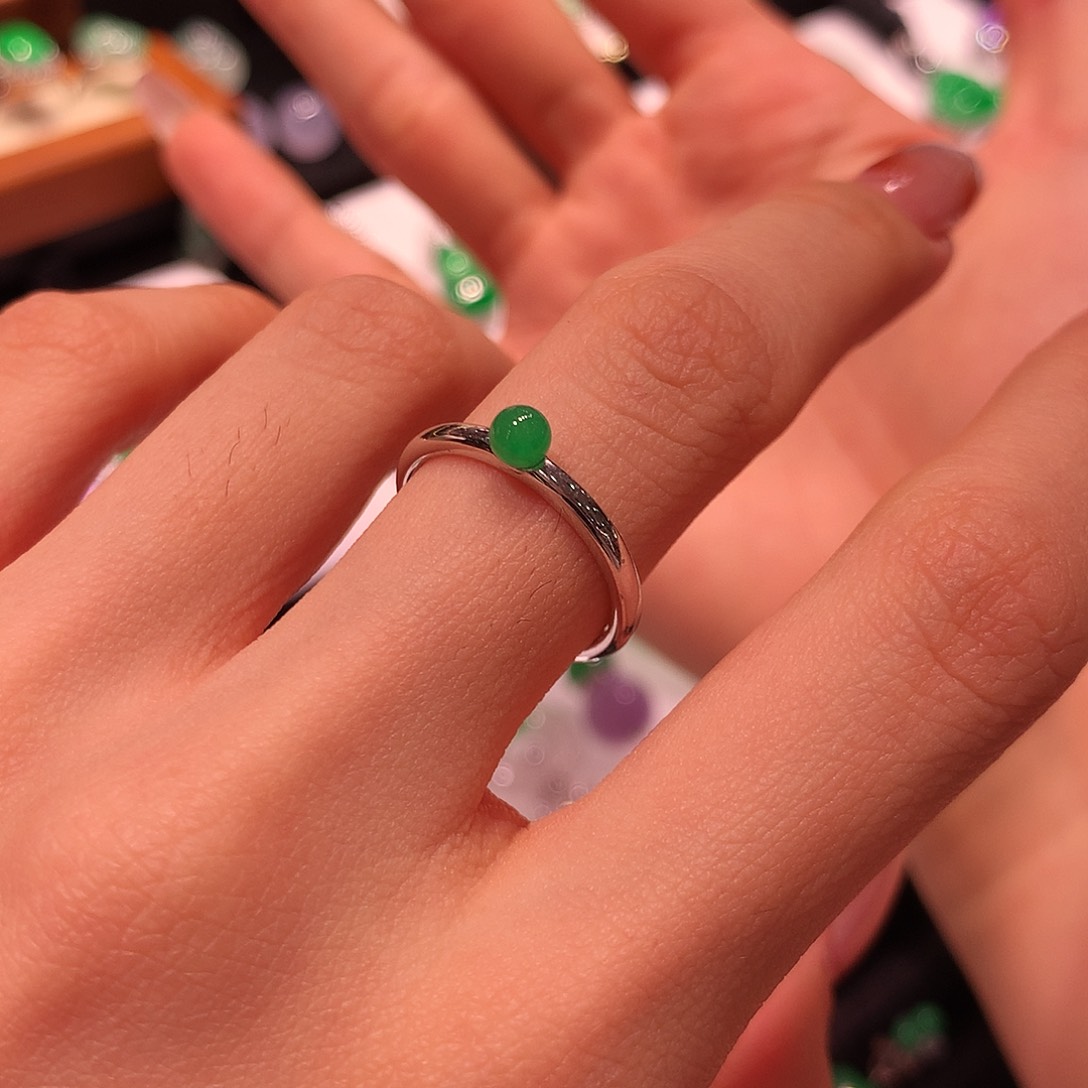 18K金镶嵌戒指翡翠