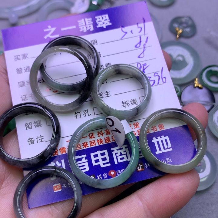 翡翠未镶嵌颈饰.**?翡翠