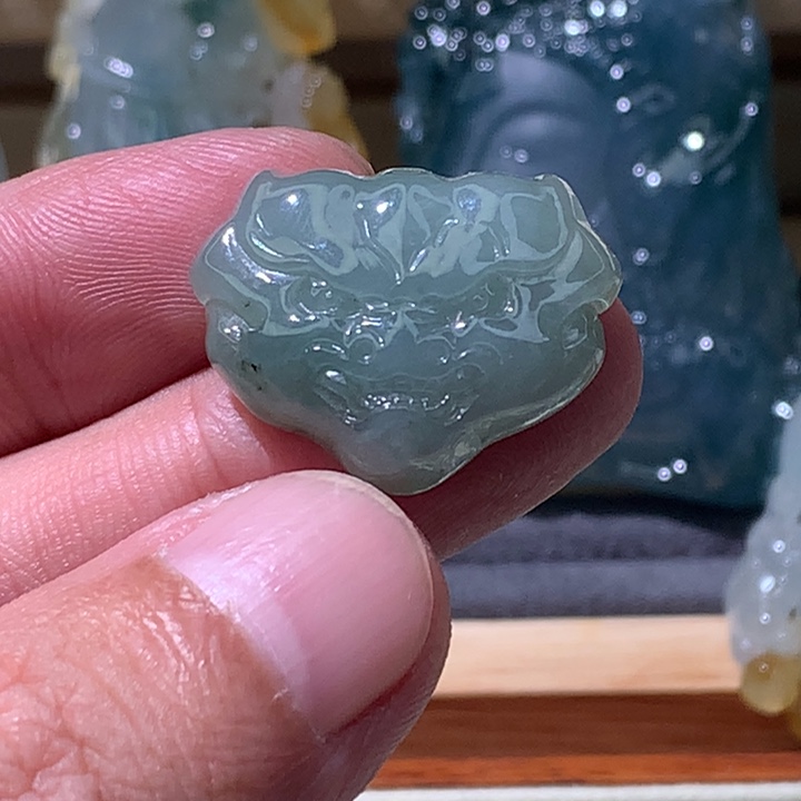 翡翠未镶嵌颈饰兽头