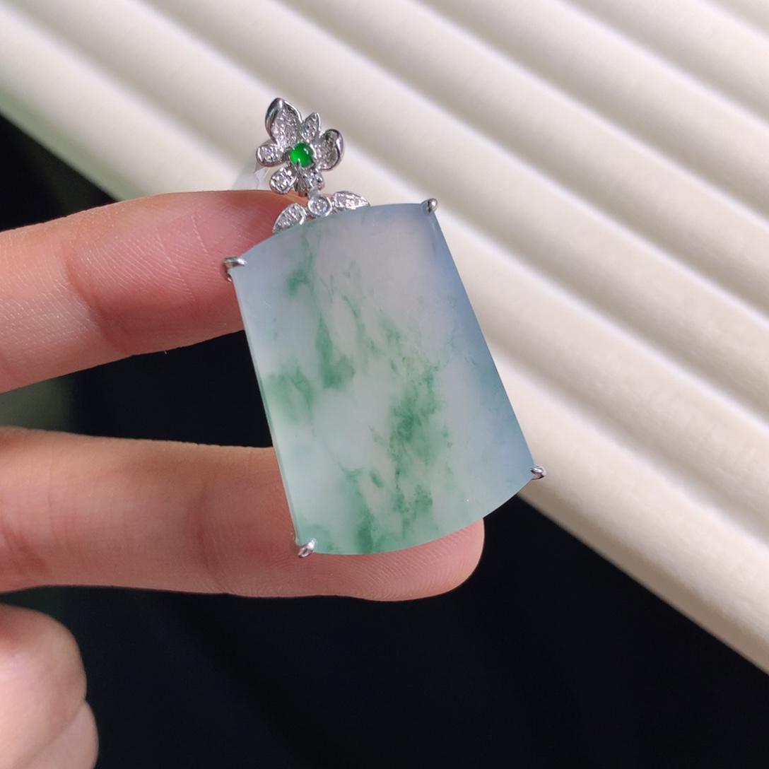 翡翠颈饰18K金镶嵌无事牌