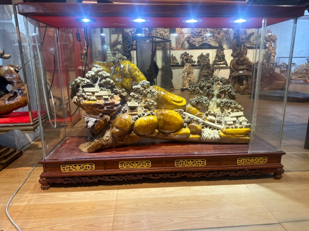 天然卡石头山水摆件配红木玻璃罩