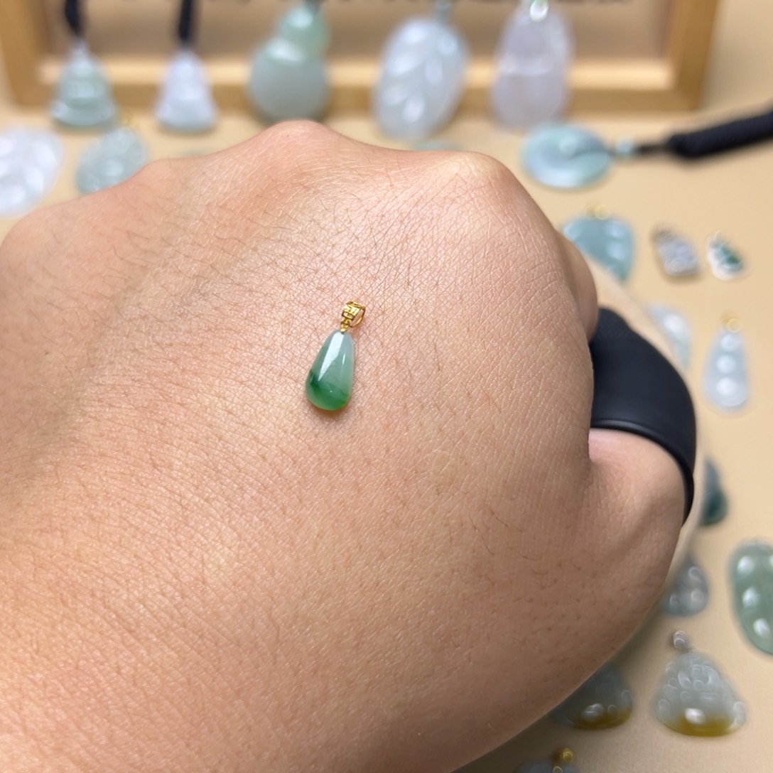 翡翠18K金镶嵌颈饰水滴