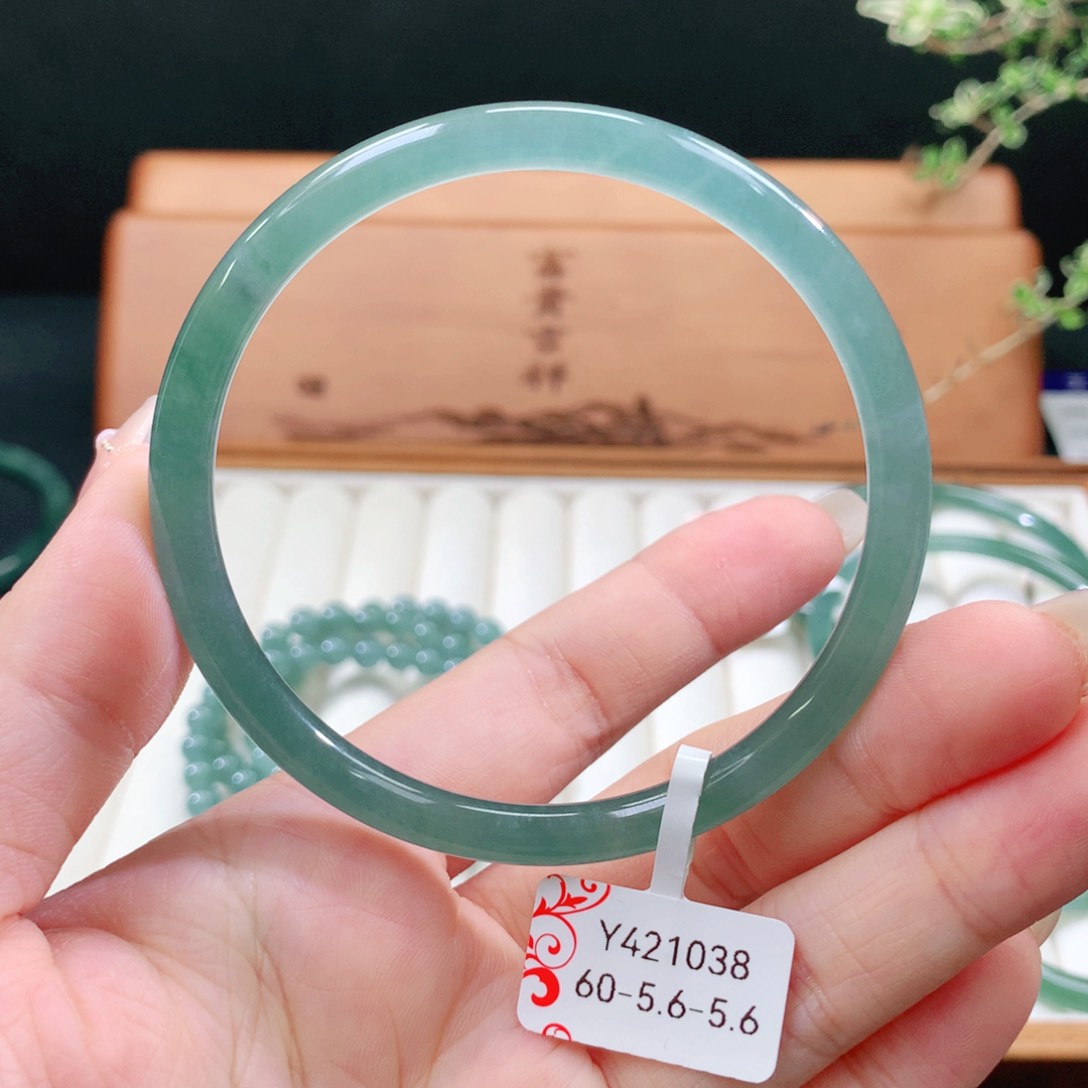 翡翠手镯未镶嵌天然