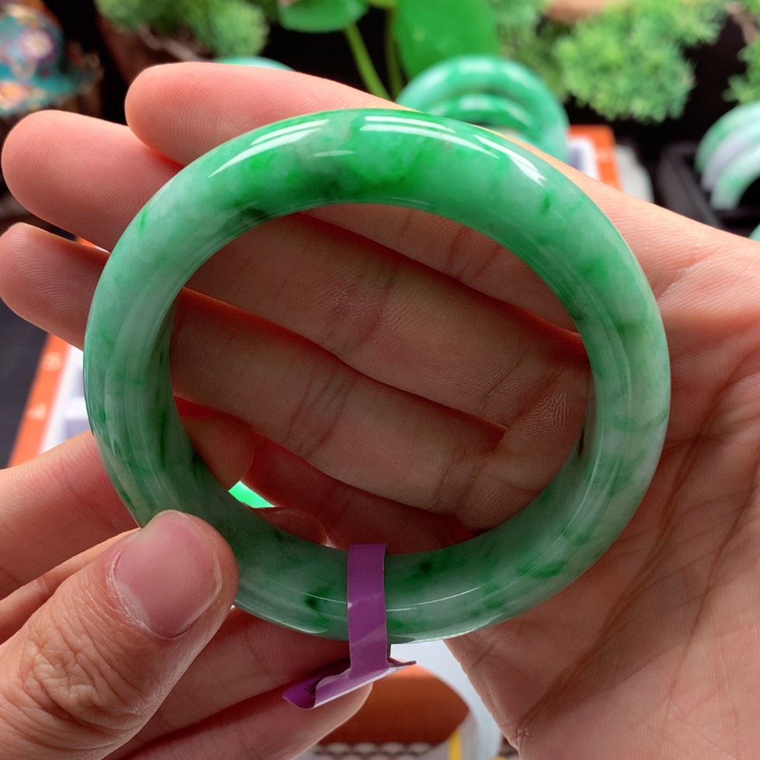 翡翠手镯未镶嵌翡翠