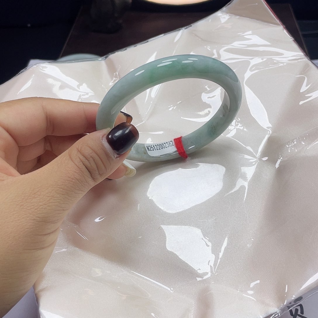 未镶嵌手镯翡翠丽丽