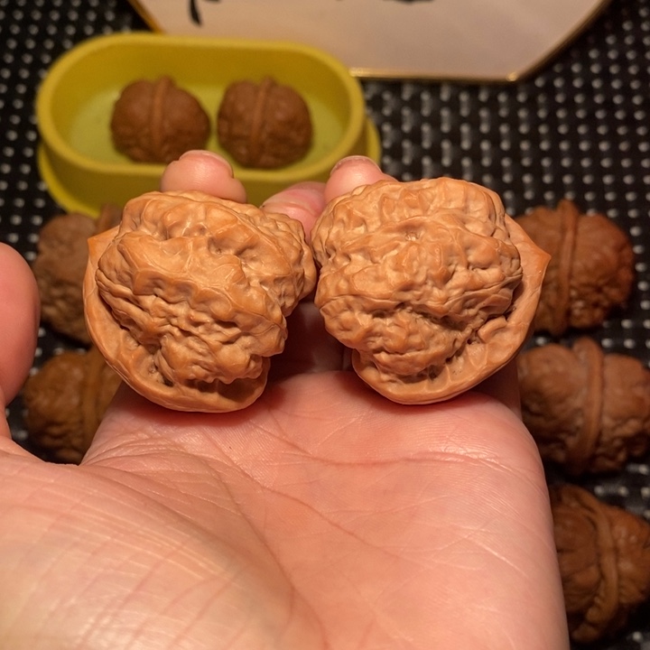 東***華把件文玩核桃大腿鱼籽纹