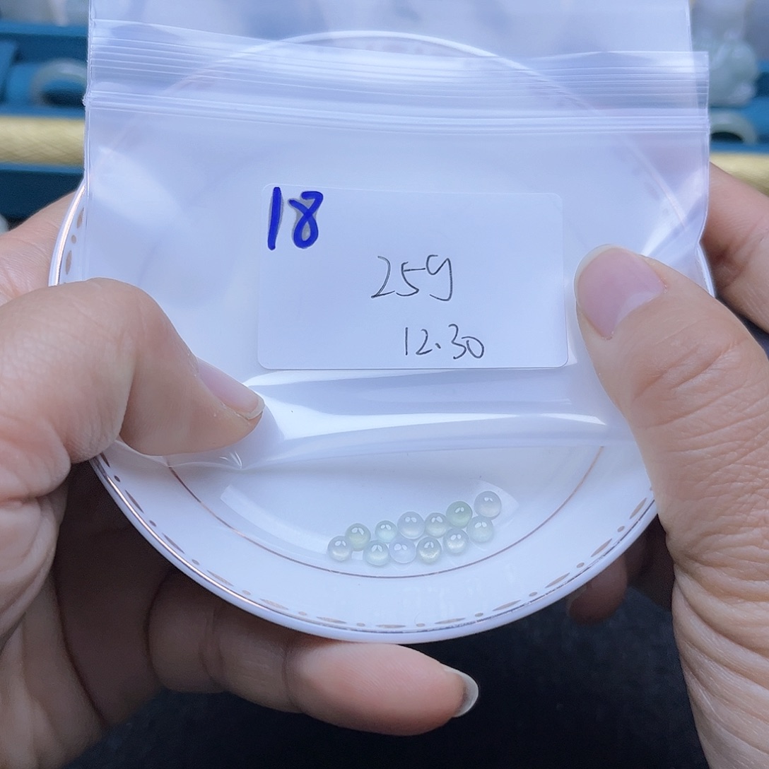 翡翠未镶嵌颈饰不退